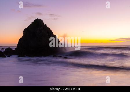 Wrights Beach, Sonoma County, Nordkalifornien, Sonnenuntergang, Küstenwellen, Meeresfelsen, Meereslandschaft, Küstenschönheit Stockfoto