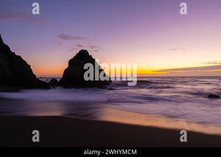 Wrights Beach, Sonoma County, Nordkalifornien, Sonnenuntergang, Küstenwellen, Meeresfelsen, Meereslandschaft, Küstenschönheit Stockfoto