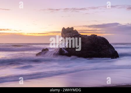 Wrights Beach, Sonoma County, Nordkalifornien, Sonnenuntergang, Küstenwellen, Meeresfelsen, Meereslandschaft, Küstenschönheit Stockfoto