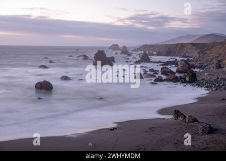 Wrights Beach, Sonoma County, Nordkalifornien, Sonnenuntergang, Küstenwellen, Meeresfelsen, Meereslandschaft, Küstenschönheit Stockfoto