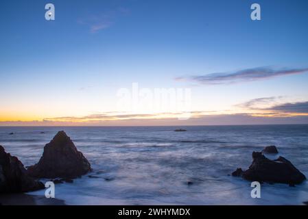 Wrights Beach, Sonoma County, Nordkalifornien, Sonnenuntergang, Küstenwellen, Meeresfelsen, Meereslandschaft, Küstenschönheit Stockfoto