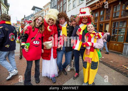 14. März 2014, den Bosh, Niederlande: Besucher und Partygäste posieren für ein Foto während des Karnevals 2024 im Stadtzentrum von den Bosh. Aufgrund des starken Besucherzustroms in diesem Jahr hat die Gemeinde potenzielle Besucher gefragt, ob sie ihren Besuch absagen könnten. Der Oeteldonk Karneval wird offiziell vom Sonntag, 11. Februar bis Dienstag, 13. Februar gefeiert. 'S-Hertogenbosch ändert dann seinen Namen in Oeteldonk für die Veranstaltung. Der Karneval ist ein fest, das seit über 550 Jahren in den Bosch gefeiert wird und viele Besucher aus der Stadt anzieht. Aufgrund der großen Anzahl von Störungen Stockfoto