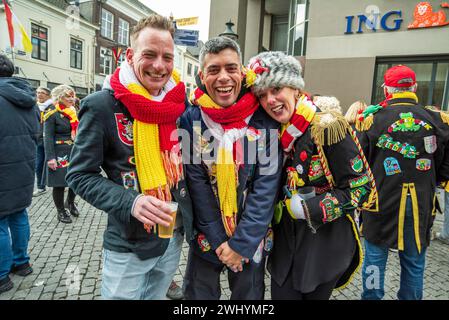 14. März 2014, den Bosh, Niederlande: Besucher und Partygäste posieren für ein Foto während des Karnevals 2024 im Stadtzentrum von den Bosh. Aufgrund des starken Besucherzustroms in diesem Jahr hat die Gemeinde potenzielle Besucher gefragt, ob sie ihren Besuch absagen könnten. Der Oeteldonk Karneval wird offiziell vom Sonntag, 11. Februar bis Dienstag, 13. Februar gefeiert. 'S-Hertogenbosch ändert dann seinen Namen in Oeteldonk für die Veranstaltung. Der Karneval ist ein fest, das seit über 550 Jahren in den Bosch gefeiert wird und viele Besucher aus der Stadt anzieht. Aufgrund der großen Anzahl von Störungen Stockfoto