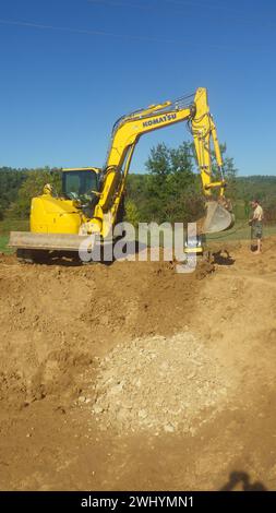 Komatsu-Bagger auf einer Baustelle Stockfoto