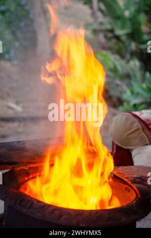 Flammen, Grill, Grill im Garten, Grillen, Kochen im Freien, Feuer, Grillflammen, Grillparty, Sommerkochen Stockfoto