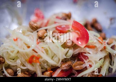 Thai, grüner Papaya-Salat, Som Tum, kulinarische Fotografie, Nahaufnahme, exotische Küche, authentisches Thai, lebhafte Farben, scharfes Gericht Stockfoto