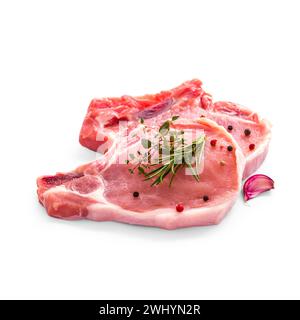 Zwei saftige Schweinekoteletts mit isolierten Kräutern Stockfoto