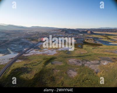 Drohnenbild, Tecopa, Kalifornien, Wassereinzugsgebiete, Inyo County, Luftaufnahme, Landschaft, Landschaft, Landschaft, Topographie Stockfoto