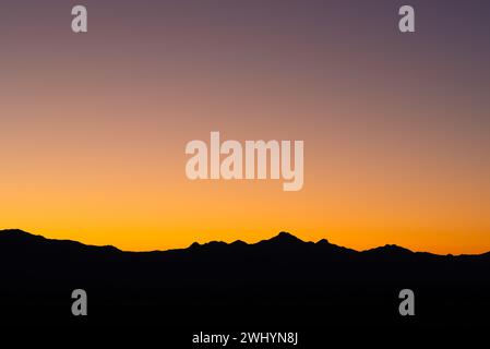 Wüste, Sonnenuntergang, Verlauf, Farbtöne, Silhouetted Mountains, Tecopa, Kalifornien, Death Valley Natl Park, Ruhig, Stimmungsvoll, Farbenfroh Stockfoto