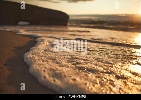 Bunker aus dem 2. Weltkrieg an der dänischen Küste bei Sonnenuntergang Stockfoto