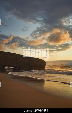 Der alte Bunker aus dem 2. Weltkrieg an der dänischen Küste bei Sonnenuntergang Stockfoto