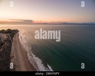 Luftfahrt, Rincon Surf Spot, Südkalifornien, Perfekte Wellen, Surfen, Sonnenuntergang, Meerblick, Küstenschönheit, Surfpause Stockfoto