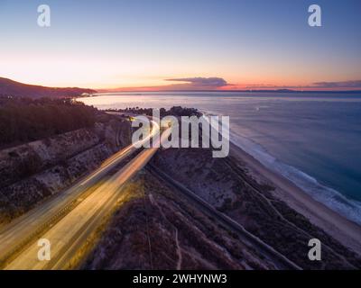 Luftfahrt, Rincon Surf Spot, Südkalifornien, Perfekte Wellen, Surfen, Sonnenuntergang, Meerblick, Küstenschönheit, Surfpause Stockfoto