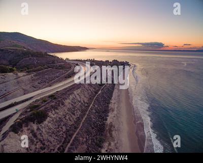 Luftfahrt, Rincon Surf Spot, Südkalifornien, Perfekte Wellen, Surfen, Sonnenuntergang, Meerblick, Küstenschönheit, Surfpause Stockfoto