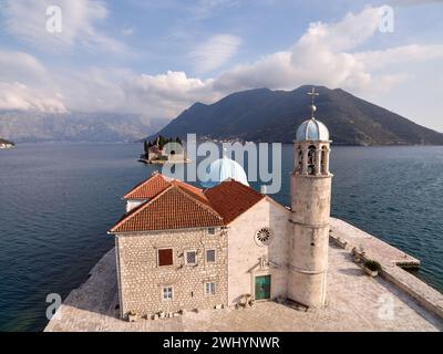 Alte Steinkirche unserer Lieben Frau auf den Felsen auf der Insel Gospa oder Skrpjela Montenegro. Drohne Stockfoto