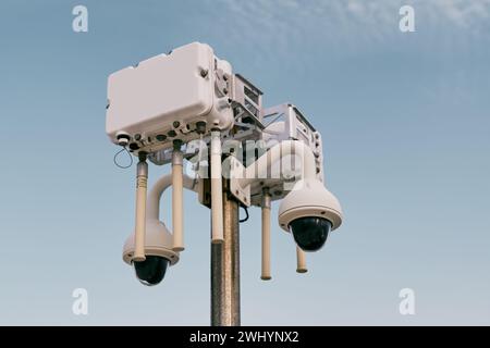 wlan-Router auf der Straße an einer Stange mit Videokameras gegen den Himmel Stockfoto