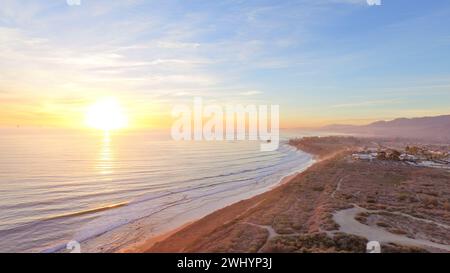 Luftfahrt, Rincon Surf Spot, Südkalifornien, Perfekte Wellen, Surfen, Sonnenuntergang, Meerblick, Küstenschönheit, Surfpause Stockfoto