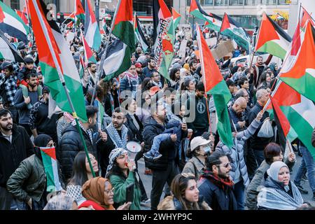 Toronto, Kanada - 28. Oktober 2023: Anti-Kriegs-marsch von Palästinensern in Toronto gegen Israels Aggression im Gazastreifen. Das friedliche Leben der Stadt Stockfoto