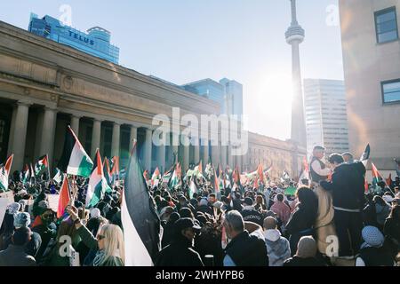 Toronto, Kanada - 28. Oktober 2023: Anti-Kriegs-marsch von Palästinensern in Toronto gegen Israels Aggression im Gazastreifen. Das friedliche Leben der Stadt Stockfoto