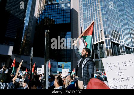 Toronto, Kanada - 28. Oktober 2023: Anti-Kriegs-marsch von Palästinensern in Toronto gegen Israels Aggression im Gazastreifen. Das friedliche Leben der Stadt Stockfoto