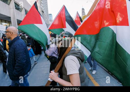 Toronto, Kanada - 28. Oktober 2023: Anti-Kriegs-marsch von Palästinensern in Toronto gegen Israels Aggression im Gazastreifen. Das friedliche Leben der Stadt Stockfoto