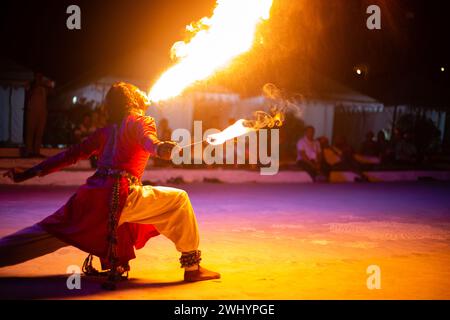 Jaisalmer, Rajasthan, Indien - 29. Oktober 2023: Ein männlicher Darsteller spiting Fire at Night Show trat vor Publikum auf Stockfoto