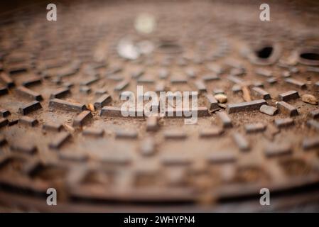 Alt, Rusty, Kanalkappe, Eisenstruktur, geringe Tiefe des Feldes, F 1,2, Zerfall, städtischer Zerfall, abgenutzt, Verwittert, Abnutzung Stockfoto