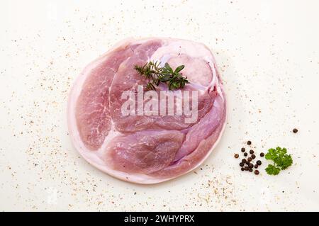 Rindfleisch-Bein-Scheibe gesalzen mit Gewürz isoliert auf Gewürzhintergrund. Rundes Rindersteak, Beinscheibe Stockfoto