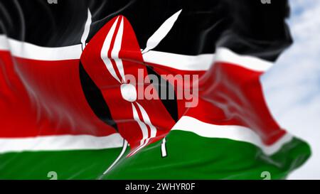 Die Nationalflagge Kenias winkt an einem klaren Tag Stockfoto