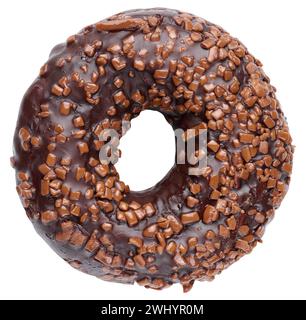 Donut mit zerstoßenen Nüssen bestreut und mit Schokolade auf einem weißen isolierten Hintergrund bespritzt Stockfoto