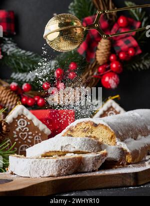 Weihnachtsgebäck Stollen bestreut mit Puderzucker auf dem Tisch, festliches Dessert Stockfoto