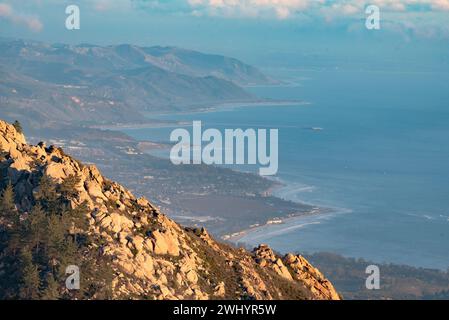 Teleobjektiv, Sonnenaufgang, Carpinteria, Ventura, Südkalifornien, Küste, Städte, Küstenansicht, Morgenlicht, Küstenstädte, Landschaftliche Schönheit, Urban Landsc Stockfoto