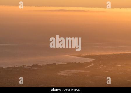 Teleobjektiv, Sonnenaufgang, Carpinteria, Ventura, Südkalifornien, Küste, Städte, Küstenansicht, Morgenlicht, Küstenstädte, Landschaftliche Schönheit, Urban Landsc Stockfoto