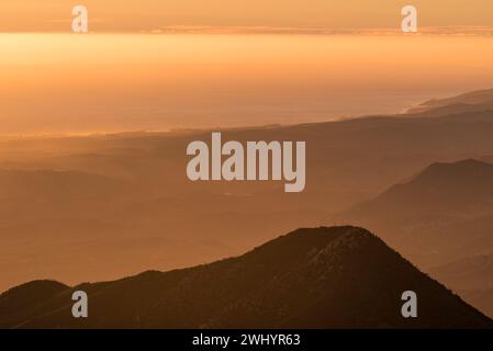 Teleobjektiv, Sonnenaufgang, Carpinteria, Ventura, Südkalifornien, Küste, Städte, Küstenansicht, Morgenlicht, Küstenstädte, Landschaftliche Schönheit, Urban Landsc Stockfoto