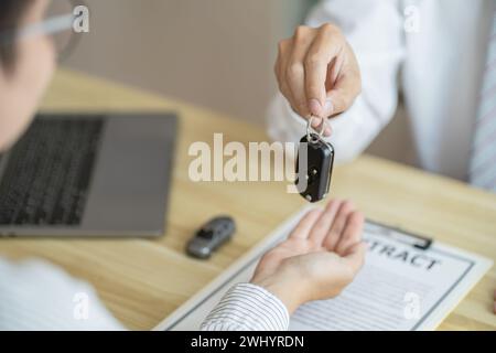 Schadenregulierer, Der Ein Beschädigtes Fahrzeug Inspiziert. Verkaufsleiter, der das Formular für den Antrag auf Beratung unter Berücksichtigung von Hypotheken ausgibt Stockfoto