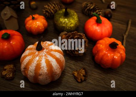 Halloween Dekorationen Hintergrund. Halloween gruseliger Kürbiskopf auf Holztisch Halloween-Feiertagskonzept Stockfoto