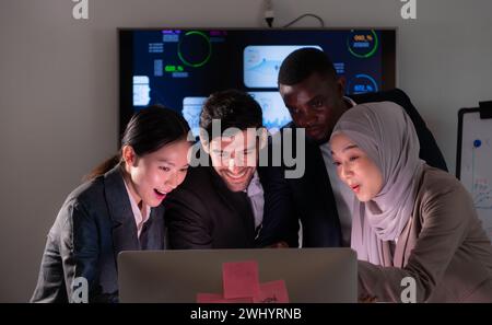Multiethnische Gruppe von Geschäftsleuten, die in einem modernen Büro zusammenarbeiten Stockfoto