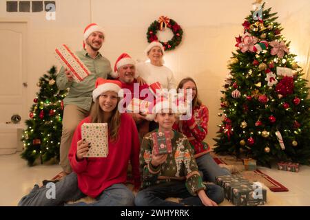 Frohe Weihnachten und frohe Feiertage! Fröhliche Familie feiert Weihnachten zu Hause. Stockfoto