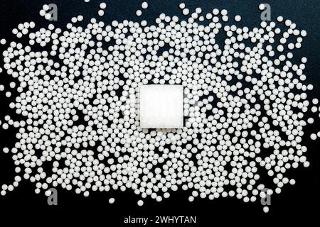 Das Konzept der alternativen Medizin. Homöopathische Pillen, verstreute Globuli und Zuckerwürfel. Makroaufnahmemöglichkeit Stockfoto