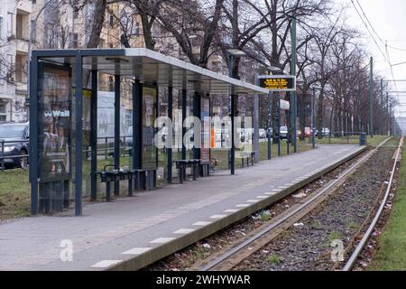 Leere Straßenbahnhaltestelle an der Bornholmer Straße in Berlin-Prenzlauer Berg. Die Gewerkschaft Verdi hat die Beschäftigten der kommunalen Nahverkehrsbetriebe zu einem Warnstreik aufgerufen. In Berlin fahren keine U-Bahnen, Busse oder Straßenbahnen der Berliner Verkehrsbetriebe BVG. / Leere Straßenbahnhaltestelle an der Bornholmer Straße in Berlin-Prenzlauer Berg. Die gewerkschaft Verdi hat die Beschäftigten der ÖPNV-Unternehmen zu einem Warnstreik aufgerufen. In Berlin verkehren keine U-Bahnen, Busse oder Straßenbahnen der Berliner Verkehrsbetriebe BVG. Warnstreik bei den Berliner Verkeh Stockfoto