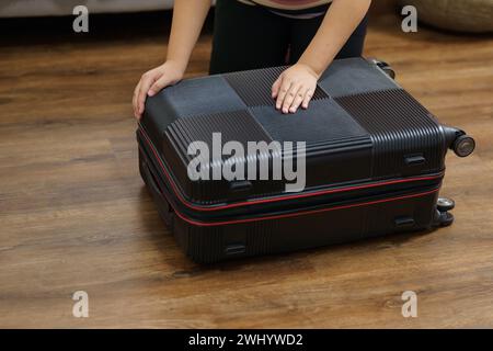 Frau, die Gepäck vorbereitet Â im Koffer Â Trolley-Gepäck verpackt Stockfoto