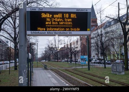 Leere Straßenbahnhaltestelle an der Bornholmer Straße in Berlin-Prenzlauer Berg. Die Gewerkschaft Verdi hat die Beschäftigten der kommunalen Nahverkehrsbetriebe zu einem Warnstreik aufgerufen. In Berlin fahren keine U-Bahnen, Busse oder Straßenbahnen der Berliner Verkehrsbetriebe BVG. / Leere Straßenbahnhaltestelle an der Bornholmer Straße in Berlin-Prenzlauer Berg. Die gewerkschaft Verdi hat die Beschäftigten der ÖPNV-Unternehmen zu einem Warnstreik aufgerufen. In Berlin verkehren keine U-Bahnen, Busse oder Straßenbahnen der Berliner Verkehrsbetriebe BVG. Warnstreik bei den Berliner Verkeh Stockfoto