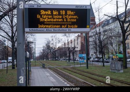 Leere Straßenbahnhaltestelle an der Bornholmer Straße in Berlin-Prenzlauer Berg. Die Gewerkschaft Verdi hat die Beschäftigten der kommunalen Nahverkehrsbetriebe zu einem Warnstreik aufgerufen. In Berlin fahren keine U-Bahnen, Busse oder Straßenbahnen der Berliner Verkehrsbetriebe BVG. / Leere Straßenbahnhaltestelle an der Bornholmer Straße in Berlin-Prenzlauer Berg. Die gewerkschaft Verdi hat die Beschäftigten der ÖPNV-Unternehmen zu einem Warnstreik aufgerufen. In Berlin verkehren keine U-Bahnen, Busse oder Straßenbahnen der Berliner Verkehrsbetriebe BVG. Warnstreik bei den Berliner Verkeh Stockfoto