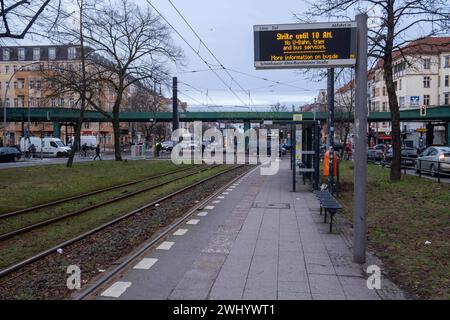 Leere Straßenbahnhaltestelle an der Bornholmer Straße in Berlin-Prenzlauer Berg. Die Gewerkschaft Verdi hat die Beschäftigten der kommunalen Nahverkehrsbetriebe zu einem Warnstreik aufgerufen. In Berlin fahren keine U-Bahnen, Busse oder Straßenbahnen der Berliner Verkehrsbetriebe BVG. / Leere Straßenbahnhaltestelle an der Bornholmer Straße in Berlin-Prenzlauer Berg. Die gewerkschaft Verdi hat die Beschäftigten der ÖPNV-Unternehmen zu einem Warnstreik aufgerufen. In Berlin verkehren keine U-Bahnen, Busse oder Straßenbahnen der Berliner Verkehrsbetriebe BVG. Warnstreik bei den Berliner Verkeh Stockfoto