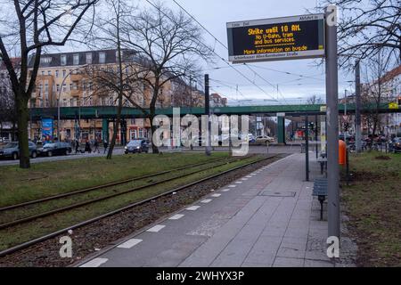 Leere Straßenbahnhaltestelle an der Bornholmer Straße in Berlin-Prenzlauer Berg. Die Gewerkschaft Verdi hat die Beschäftigten der kommunalen Nahverkehrsbetriebe zu einem Warnstreik aufgerufen. In Berlin fahren keine U-Bahnen, Busse oder Straßenbahnen der Berliner Verkehrsbetriebe BVG. / Leere Straßenbahnhaltestelle an der Bornholmer Straße in Berlin-Prenzlauer Berg. Die gewerkschaft Verdi hat die Beschäftigten der ÖPNV-Unternehmen zu einem Warnstreik aufgerufen. In Berlin verkehren keine U-Bahnen, Busse oder Straßenbahnen der Berliner Verkehrsbetriebe BVG. Warnstreik bei den Berliner Verkeh Stockfoto