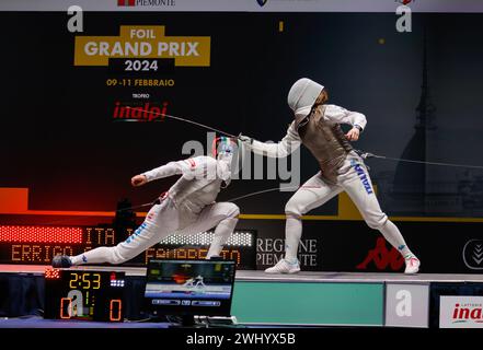 Turin, Italien. Februar 2024. Martina Favaretto aus Italien (R) und Arianna Errigo (L) im Halbfinale der Frauen im Fechten Grand Prix - Trofeo Inalpi 2024. Martina Favaretto aus Italien qualifizierte sich für das Finale. Quelle: SOPA Images Limited/Alamy Live News Stockfoto