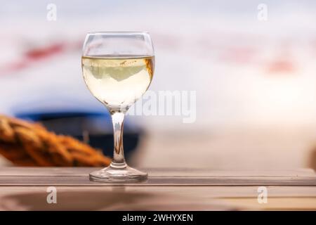 Ein Glas Weißwein auf Holztisch Stockfoto