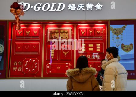 Jinan, Chinas Provinz Shandong. Januar 2024. Kunden sehen Goldschmuck in einem Goldgeschäft in Jinan, der Hauptstadt der ostchinesischen Provinz Shandong, am 27. Januar 2024. Quelle: Zhu Zheng/Xinhua/Alamy Live News Stockfoto