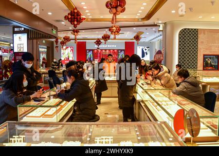 Jinan, Chinas Provinz Shandong. Januar 2024. Kunden wählen Goldschmuck in einem Goldgeschäft in Jinan, der Hauptstadt der ostchinesischen Provinz Shandong, am 27. Januar 2024. Quelle: Zhu Zheng/Xinhua/Alamy Live News Stockfoto