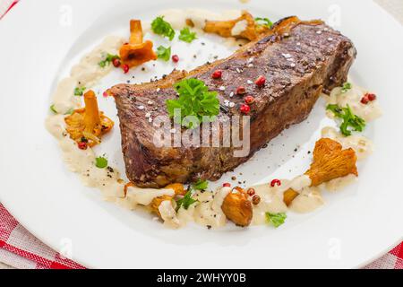 Gegrilltes Rumpsteak mit Pfifferlingen und Sauce Stockfoto